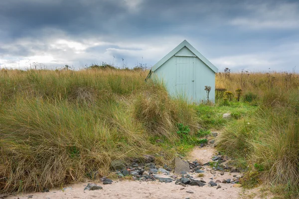 Cabane de plage solitaire sous un ciel orageux dans les dunes de sable . — Photo