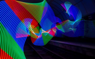 Birincil renkli Led ışıklar karanlık bir tünele aydınlatma