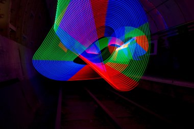 Birincil renkli Led ışıklar karanlık bir tünele aydınlatma