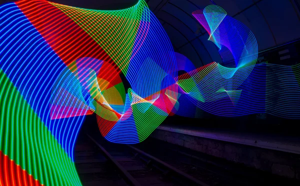 Birincil renkli Led ışıklar karanlık bir tünele aydınlatma