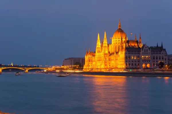 Edificio del Parlamento Budapest al crepuscolo sul Danubio — Foto Stock