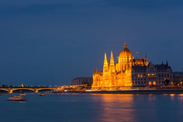 Edificio del Parlamento Budapest al crepuscolo sul Danubio — Foto Stock