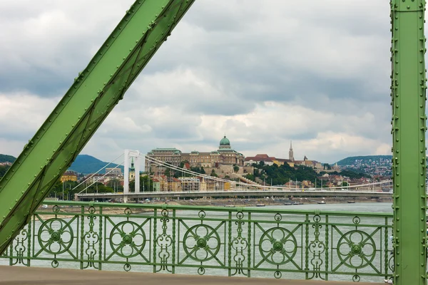 Veduta del Ponte della Libertà e del Ponte Elisabetta sul Danubio Buda — Foto Stock