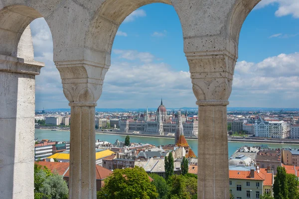 Veduta attraverso gli archi del Bastione dei Pescatori Budapest Hung — Foto Stock