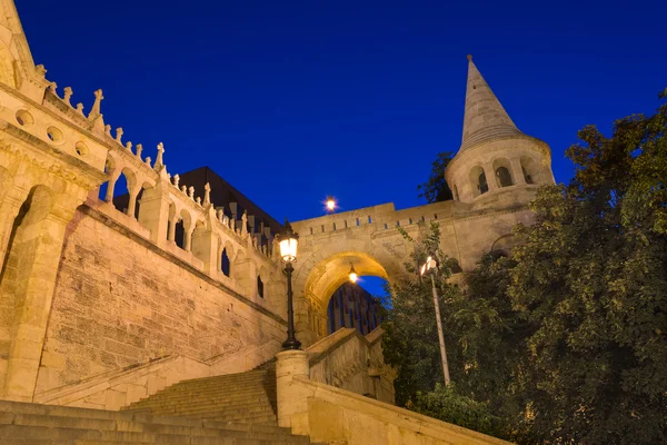 Rybářská bašta v noci osvětlené Budapešť Maďarsko — Stock fotografie