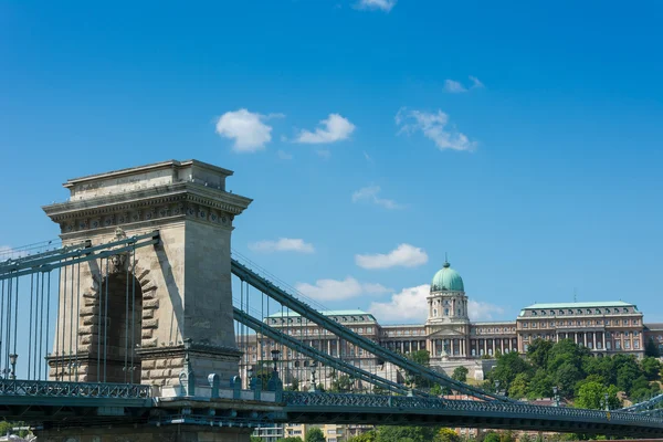 Most łańcuchowy Budapeszt Węgry z stary Pałac zamek z tyłu — Zdjęcie stockowe