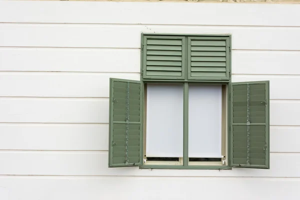 Quadro de janela pintado verde com parede branca — Fotografia de Stock