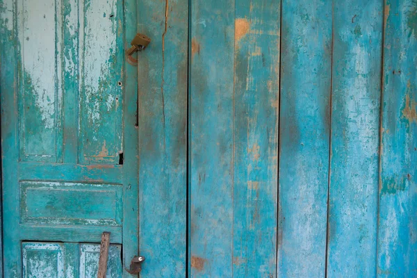 Puerta de madera envejecida azul con cerradura oxidada —  Fotos de Stock