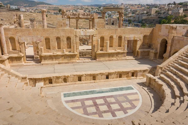 Den romerska amfiteatern på Jerash i Jordan. — Stockfoto