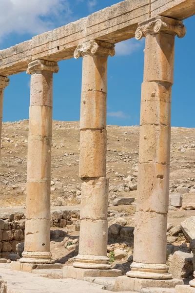 Semicerchio di colonne che formano una piazza presso le antiche rovine di J — Foto Stock