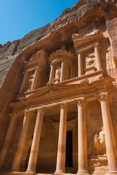 Le bâtiment du trésor sculpté dans le roack face à Petra dans Jor — Photo