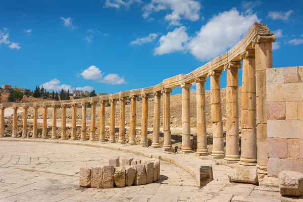 Semicerchio di colonne che formano una piazza presso le antiche rovine di J — Foto Stock