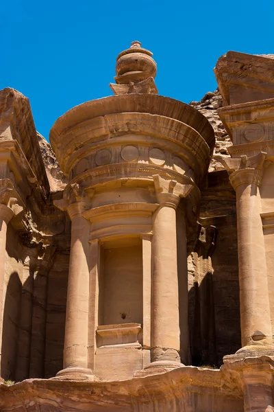 La tumba de al-Dayr o parte del monasterio del complejo Petra en Jorda —  Fotos de Stock