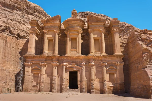 La tumba de al-Dayr o parte del monasterio del complejo Petra en Jorda —  Fotos de Stock