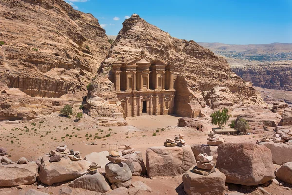 O túmulo de al-Dayr ou parte do mosteiro do complexo de Petra em Jorda — Fotografia de Stock