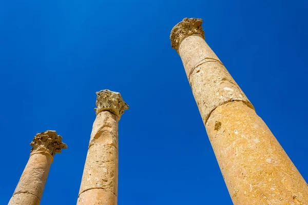 Antica rovina a Umm Qais in Giordania primo piano dei pilastri — Foto Stock