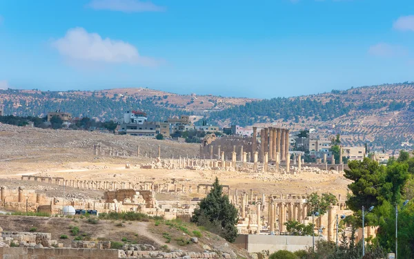 Uitzicht op de stad van Jerash, Jordanië met ruïnes en moderne stad — Stockfoto