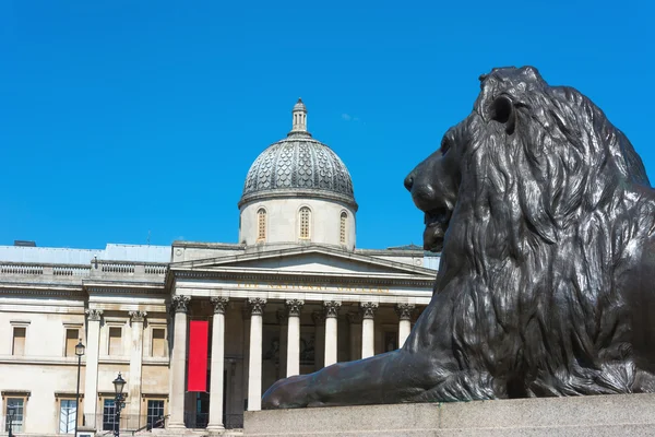 National Gallery London with bronze lion — Stock Photo, Image