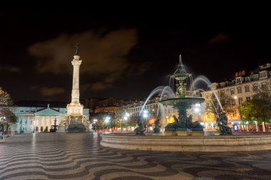 Rossio veya Pedro IV meydanda Lizbon gece