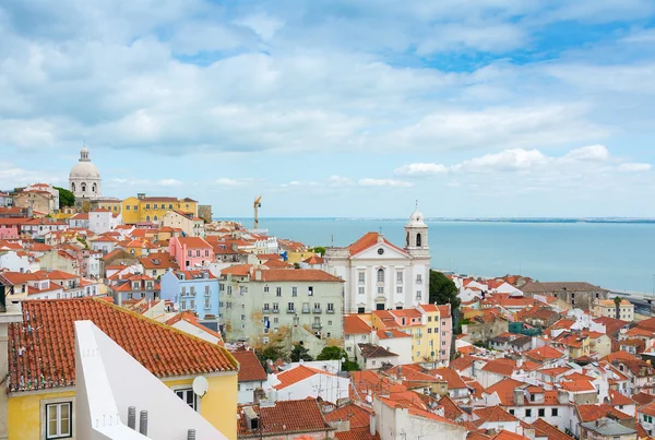 Vista sul quartiere di Lisbona Alfama — Foto Stock