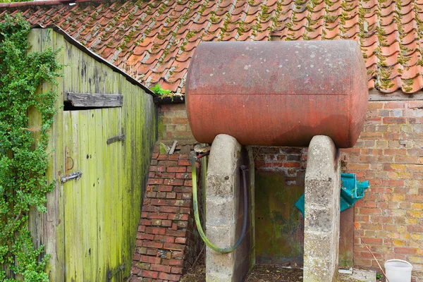 Tanque de óleo enferrujado em suportes de concreto — Fotografia de Stock