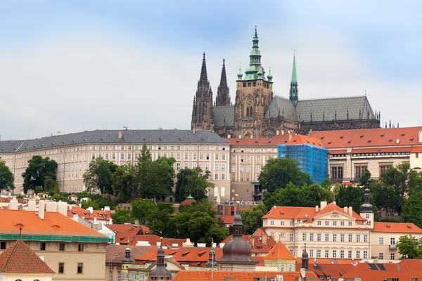 布拉格城堡和大教堂的看法 — 图库照片