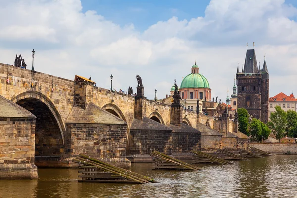 Karlův most v Praze s věží a kostel — Stock fotografie