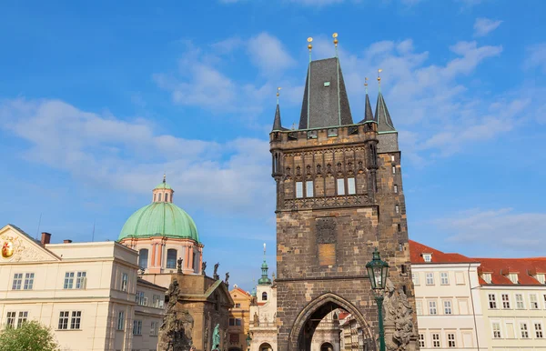 Blick auf den Turm auf der Karlsbrücke in Prag mit der Kirche — Stockfoto