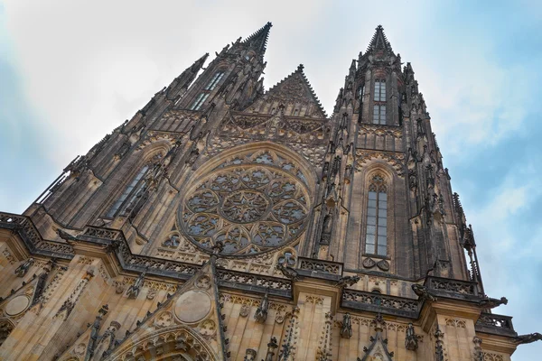 Praga St Vitus fachada da frente da catedral — Fotografia de Stock