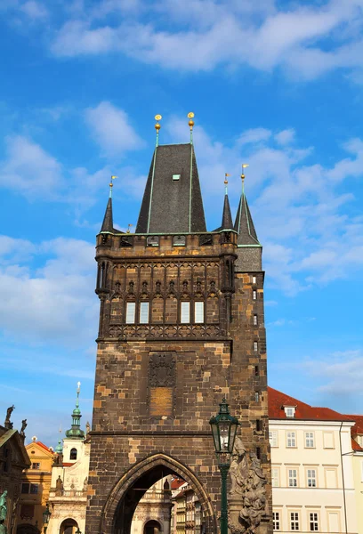 Torre en el puente Charles en Praga República Checa — Foto de Stock