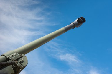 Eski obüs namlusunu havaya doğru amaçlı