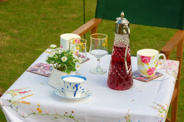 여름 피크닉 테이블 세트 컵과 접시 — 스톡 사진