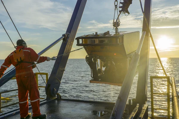 Güney Çin Denizi 'nin ortasındaki petrol ve doğalgaz boru hattı denetimi sırasında deniz yüzeyine girdikten sonra robotik uzaktan kumandalı araç (ROV) ele geçiren işçiler gün doğumunda parıltıyla izole oldular