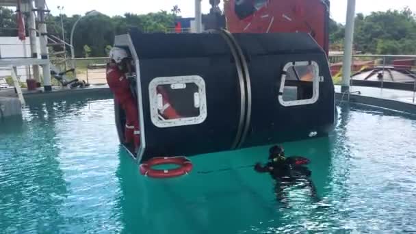 Kuantan Pahang Malasia Nov 2020 Participantes Identificados Entrenamiento Escape Submarino — Vídeo de stock