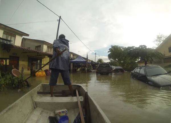 Grandes inundaciones golpean la ciudad — Foto de Stock