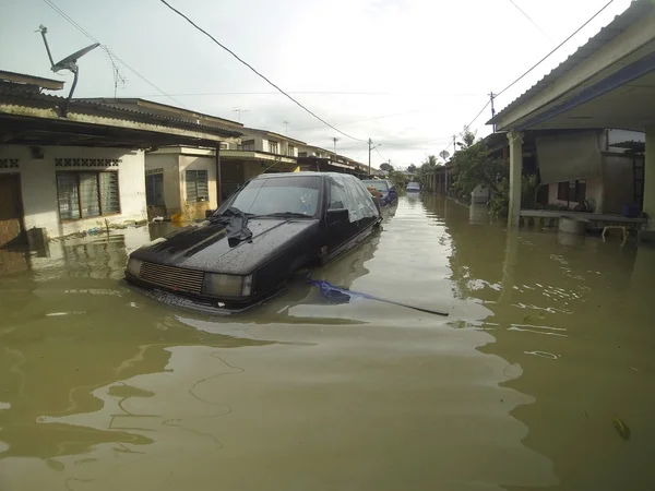 Великие наводнения обрушились на город — стоковое фото