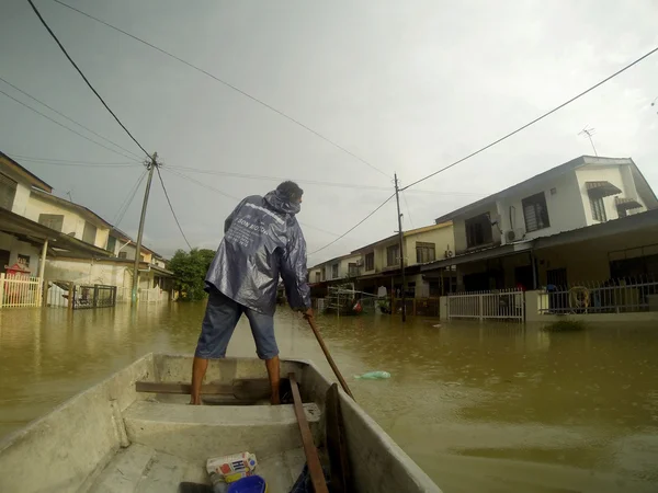 Grandes inundaciones golpean la ciudad —  Fotos de Stock