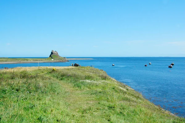 Lindisfarne Wyspa Zamek Zatoka Portowa Łodzie Pochmurny Dzień — Zdjęcie stockowe
