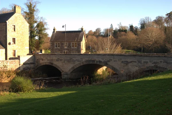 Abbey Bridge och Jed Water i tidigt solsken — Stockfoto