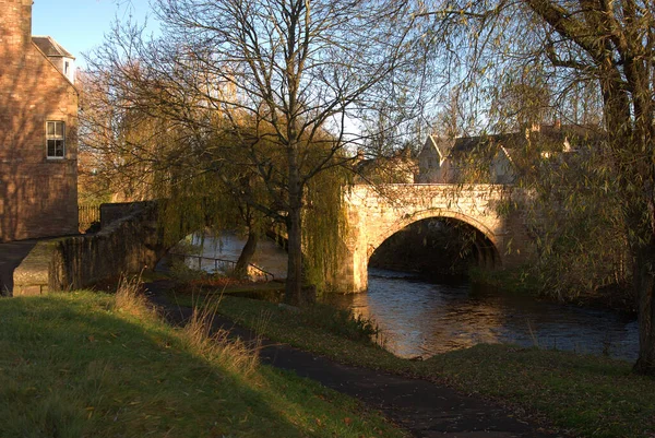 Canongate ponte em Jedburgh sobre Jed Water no início da manhã — Fotografia de Stock