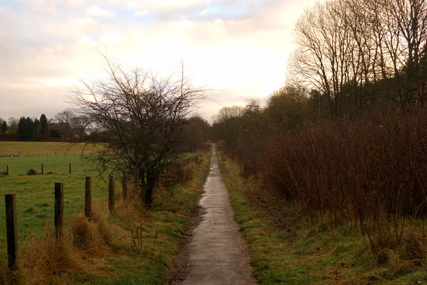Kışın ilk saatlerinde Darnick 'ten Melrose' a giden patika manzarası
