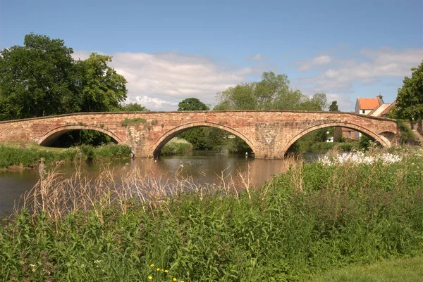 Gebogen stenen brug over de rivier Tyne Haddington in de zomer — Stockfoto