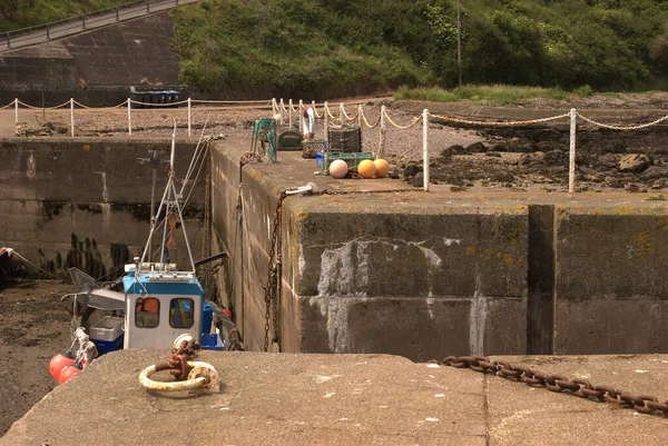 Entrada al puerto de Burnmouth con equipo de pesca — Foto de Stock