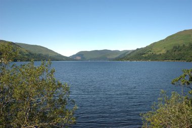 Yazın İskoçya 'daki St. Fillans' da Loch Earn 'e bakıyorum.