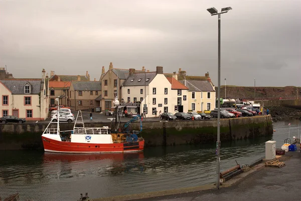 Barco de pesca do porto de Eyemouth e cidade no dia maçante — Fotografia de Stock