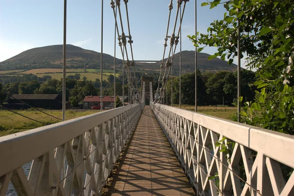 Shadows on chainbridge over river Tweed and Eildon hills in summer — Stock Photo, Image