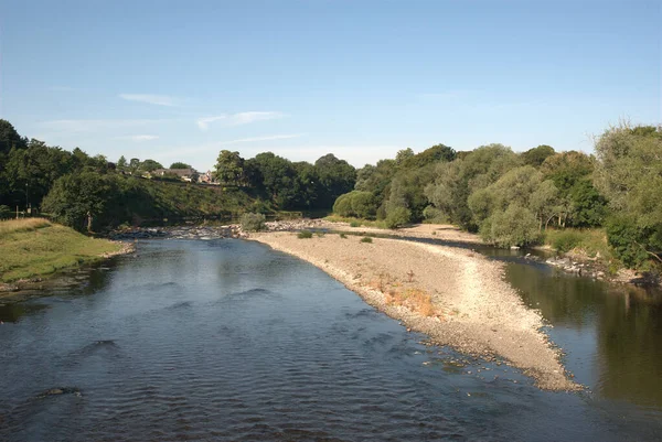 A Tweed folyó felnézése Melrose-nál a Chainbridge-ből nyáron — Stock Fotó