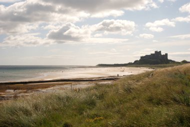 Yaz güneşinde Bamburgh kalesi ve plajı