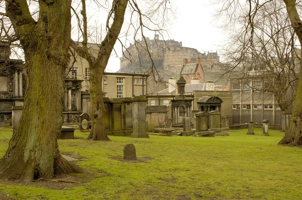 Greyfriars churchyard and Edinburgh castle in winter — Stock Photo, Image