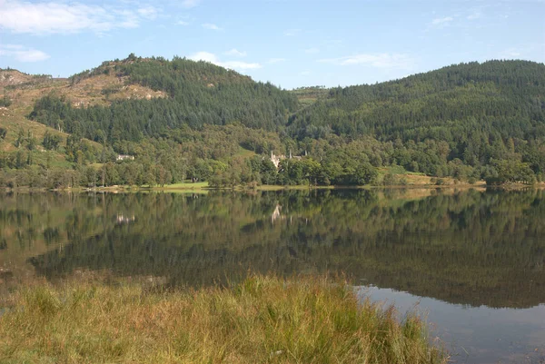 Guardando attraverso Loch Achray a Trossachs in estate — Foto Stock